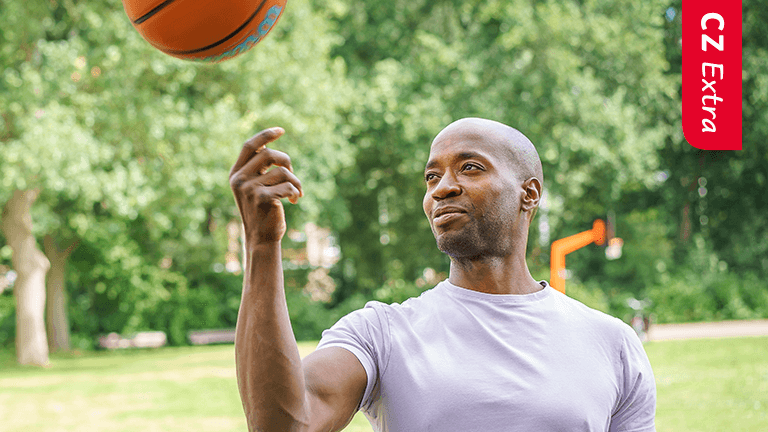 Man speelt met basketbal in park