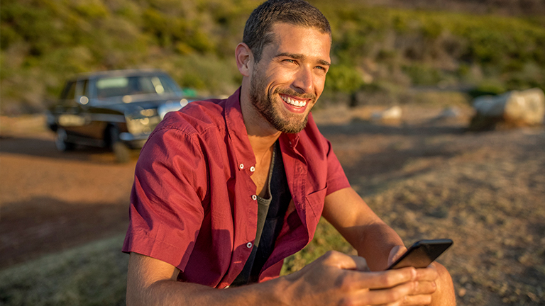 Persoon met telefoon in de hand