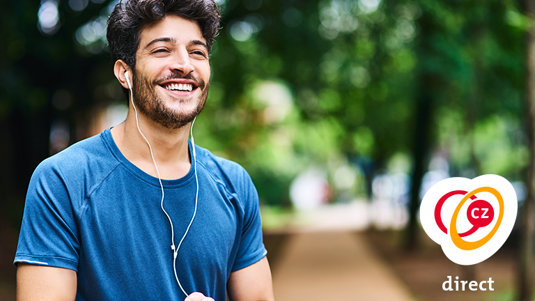 Jongen met hardloopshirt en headphones in lacht vriendelijk