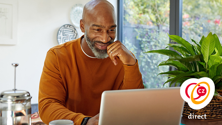 Man kijkt naar laptop scherm