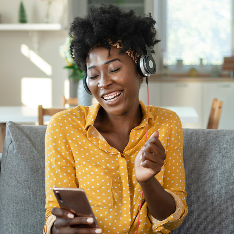 Vrouw danst in de keuken