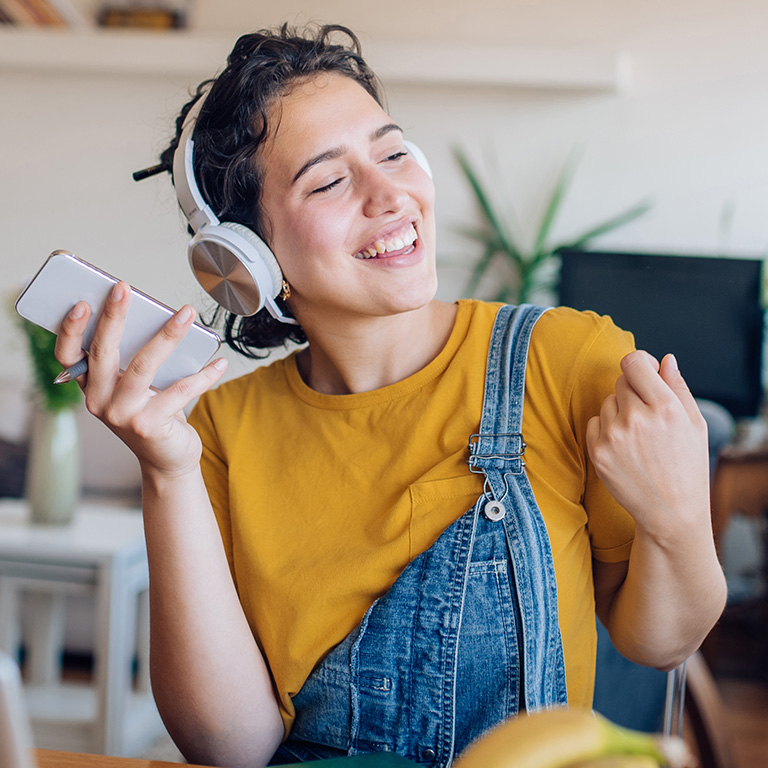 Vrouw luistert muziek