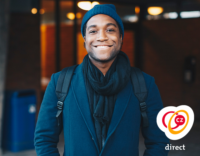 Vriendelijke jongen lacht naar camera